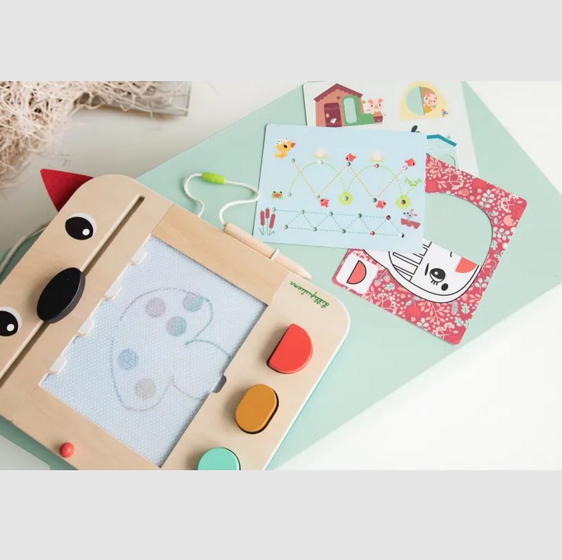 Stimolante lavagna magica a colori a forma di muso di lupo in legno con carte da gioco e forme